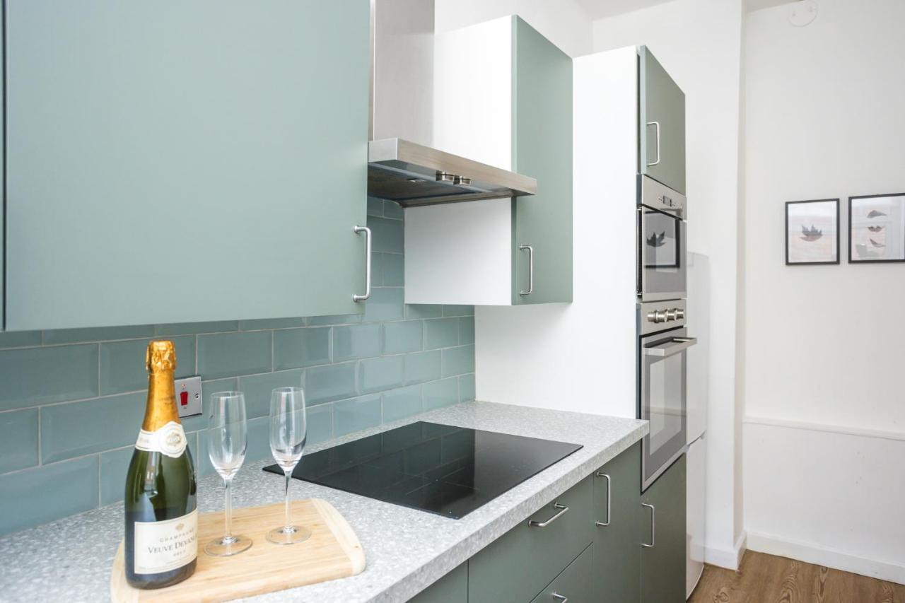Modern Apartment Within City Walls, Parking 체스터 외부 사진