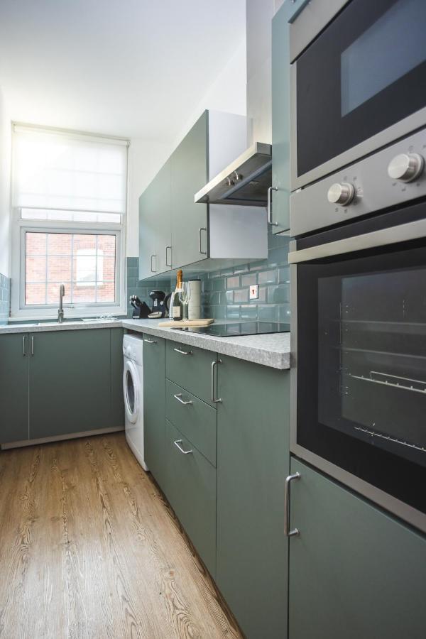 Modern Apartment Within City Walls, Parking 체스터 외부 사진